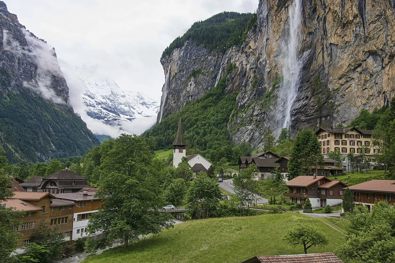 Village de Lauterbrunnen et cascade de Staubbach